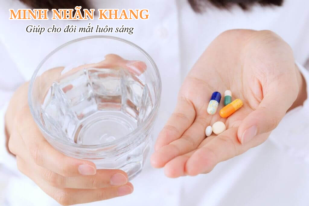 Dùng thuốc đúng chỉ định giúp ngăn ngừa biến chứng sau mổ cườm khô.jpg